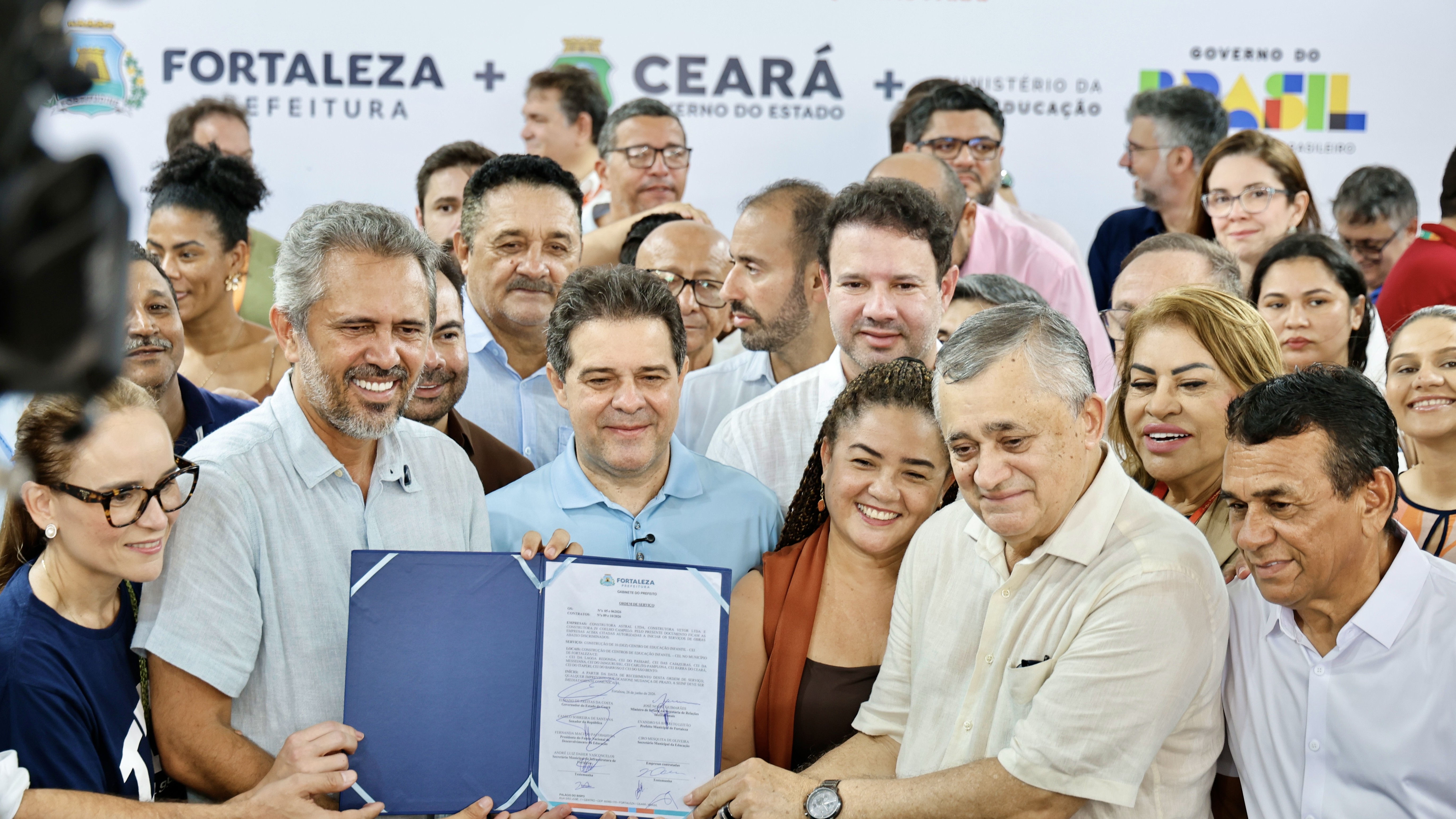 grupo de pessoas posa para a foto